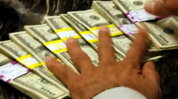 استقرار سعر الدولار في العراق يشغل الأسواق مع بدء تعاملات الاثنين